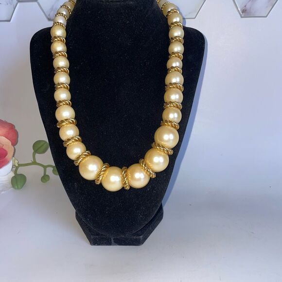 Elegant Joan Rivers Gold Pearl Necklace - Picture 2 of 4